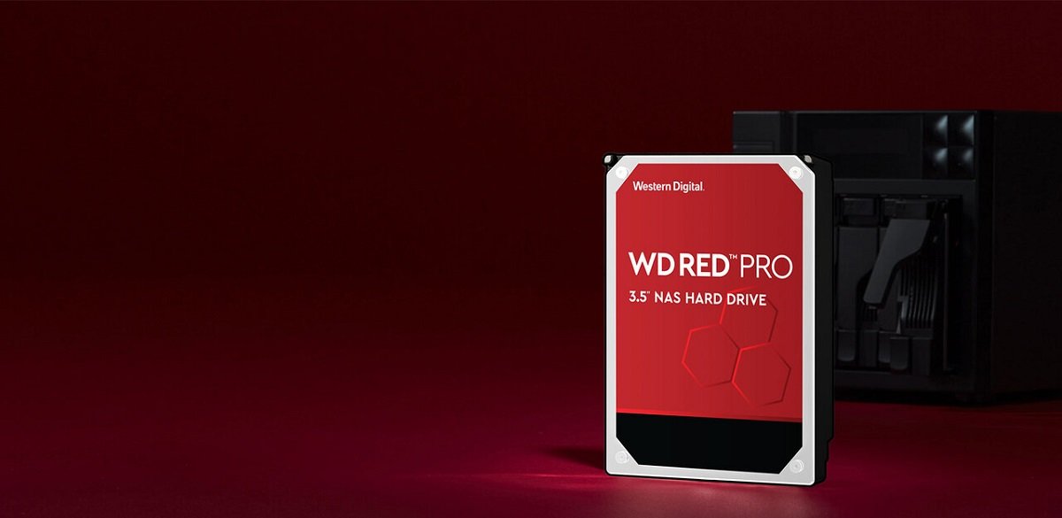 Dysk twardy WD Red Pro 4TB widok na czarnym tle