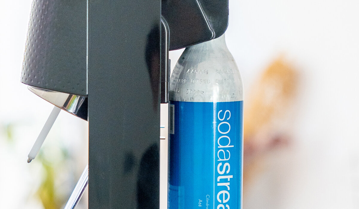 Cylinder SodaStream Twist Connect niebieski grafika przedstawiająca umieszczony nabój w saturatorze