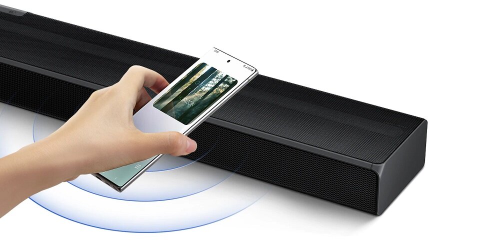 Soundbar Samsung HW-Q600A/EN telefon przy soundbarze z funkcją Dotknij i Odtwórz