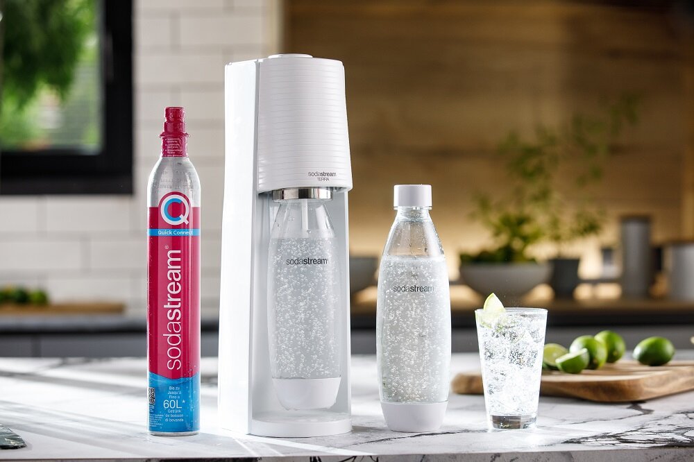 Ekspres SodaStream Terra widok ekspres, cylinder, butelkę oraz szklankę wody od frontu
