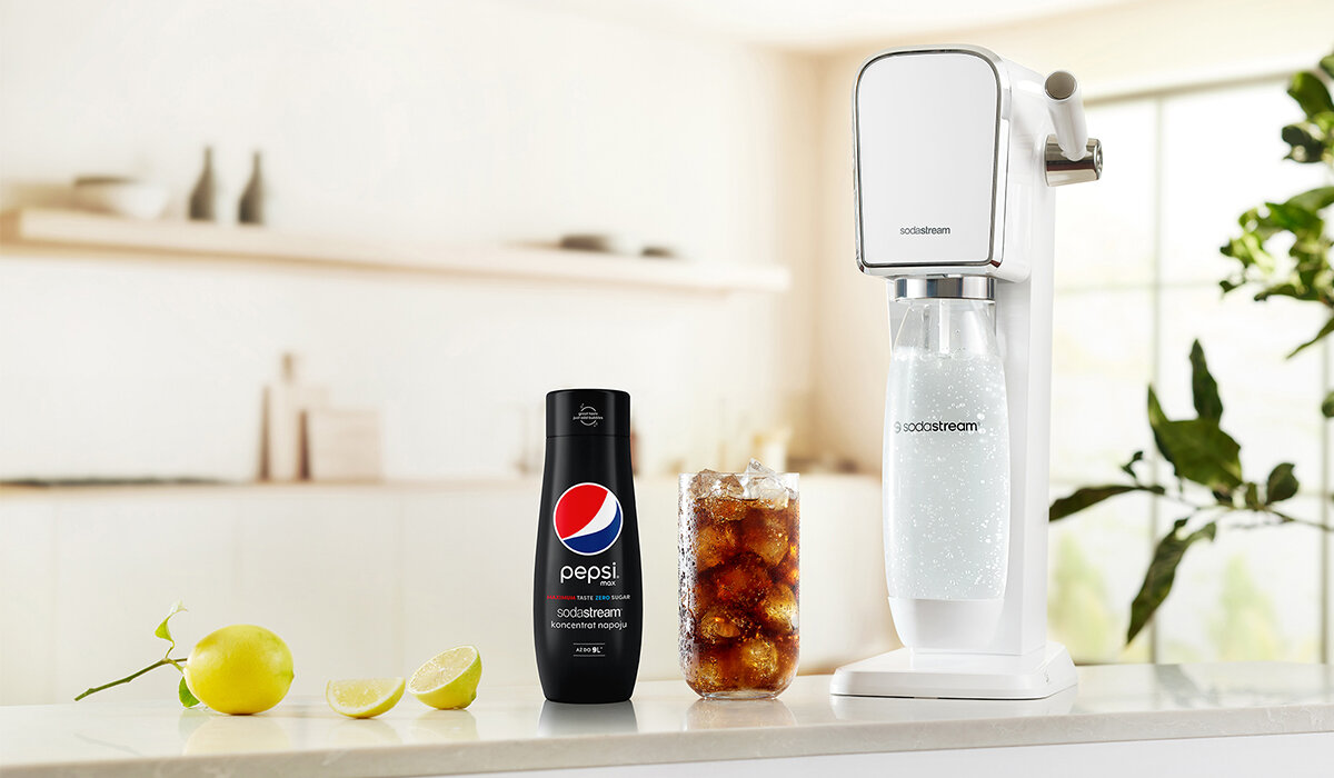 Syrop SodaStream Pepsi Max 440ml widok na butelkę syropu wraz z gotowym napojem i urządzeniem na tle kuchni