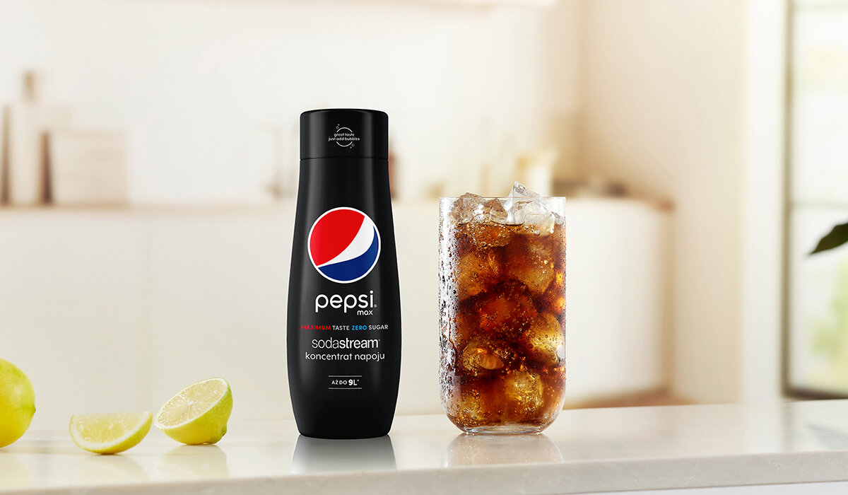 Syrop SodaStream Pepsi Max 440ml butelka syropu wraz z gotowym napojem na tle kuchni