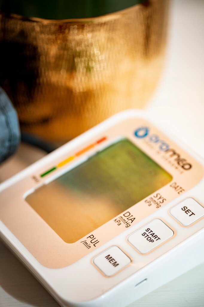 Ciśnieniomierz elektroniczny Oromed ORO-N5 na stoliku
