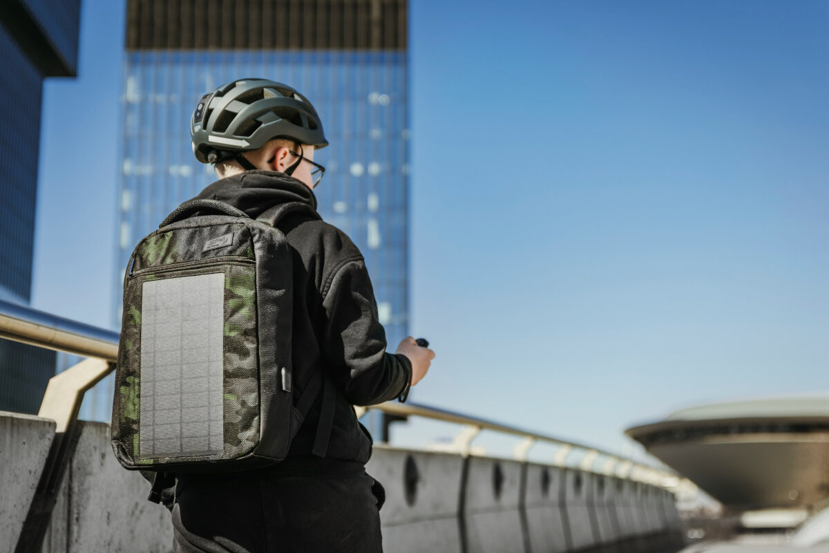 Plecak Spokey City Solar z panelem solarnym pokazany plecak na plecach mężczyzny