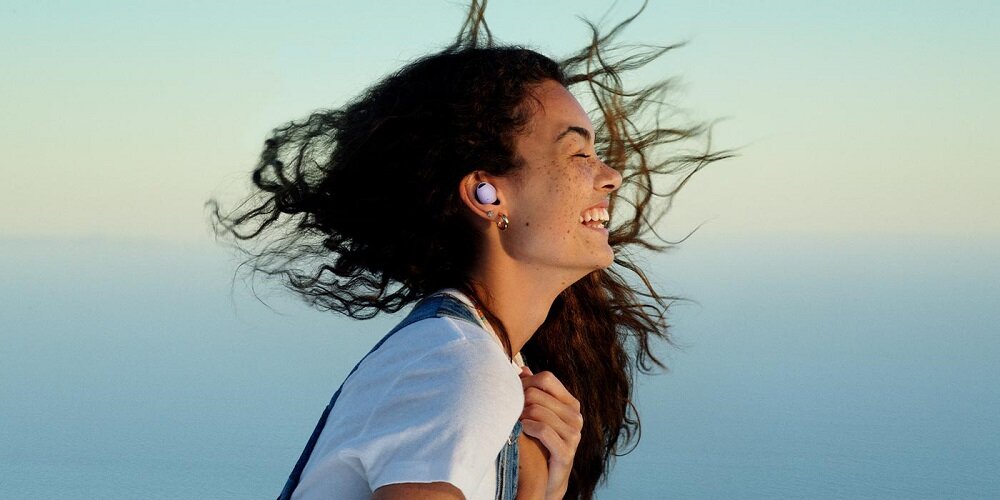 Słuchawki Samsung Galaxy Buds2 Pro SM-R510NZAAEUE widok na kobietę stojącą bokiem z widoczną słuchawką w uchu