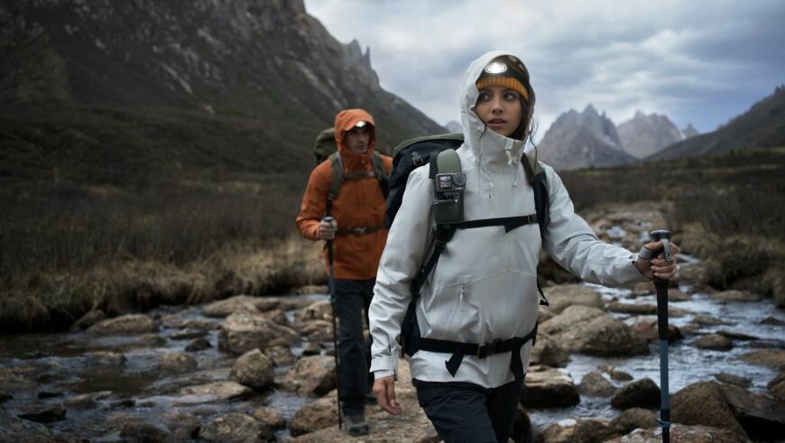 Kamera DJI Osmo Action 4 Standard Combo dwie osoby spacerujące po górach