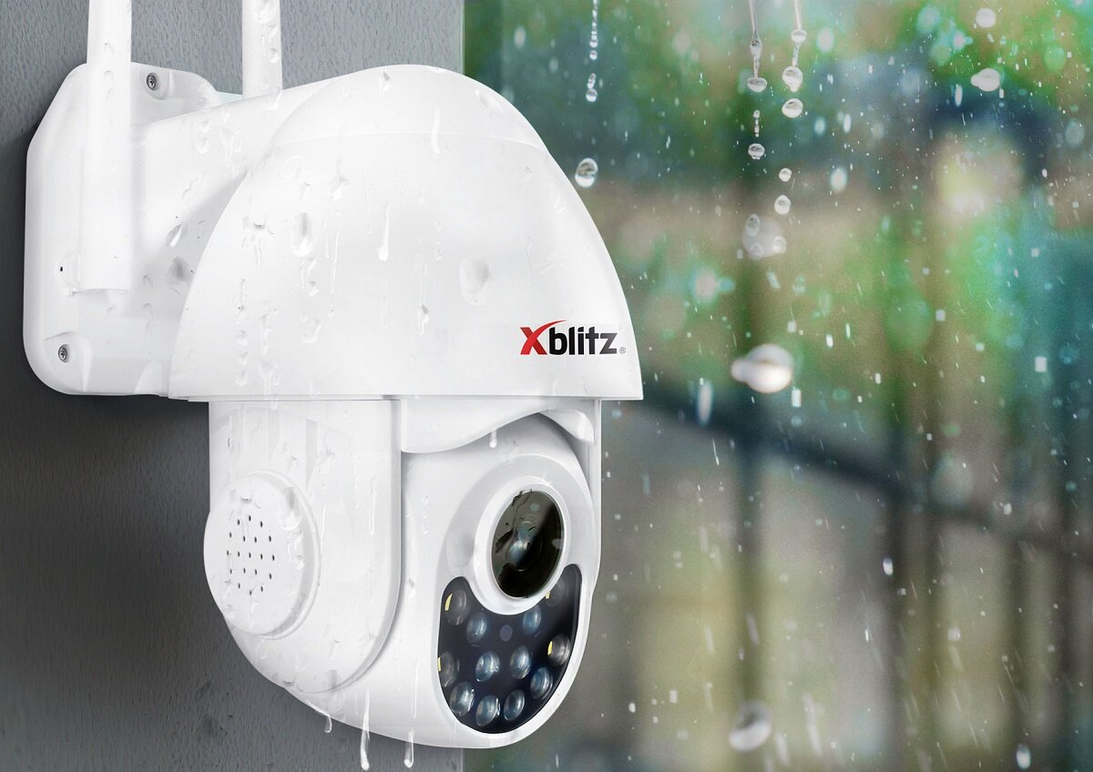 Kamera Xblitz Armor 500 WiFi widok kamery zamontowanej na ścianie z boku w opadach deszczu