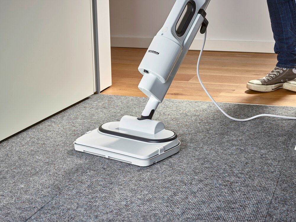 Mop parowy Severin SC 7142 grafika przedstawia mop w trakcie sprzątania dywanu