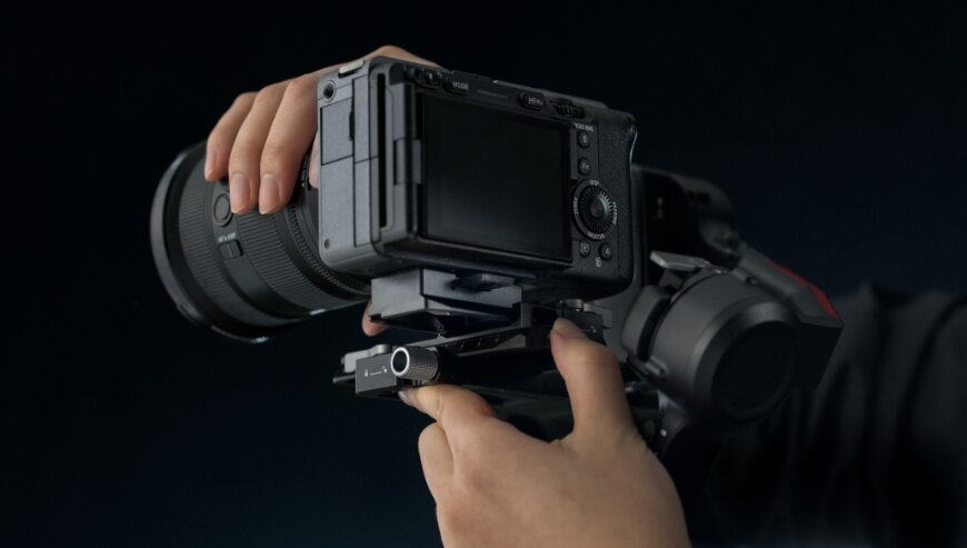Stabilizator obrazu DJI RS 4 czarny widok na kamerę montowaną na stabilizatorze