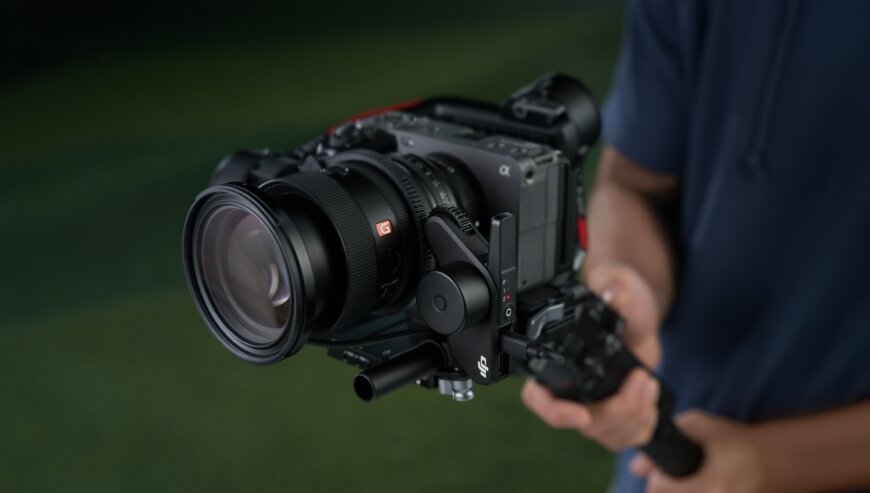 Stabilizator obrazu DJI RS 4 czarny widok na stabilizator z zamontowaną kamerą w trakcie nagrywania
