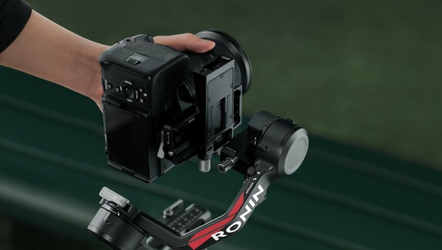 Stabilizator obrazu DJI RS 4 czarny widok na kamerą ustawioną w pozycji pionowej w stabilizatorze
